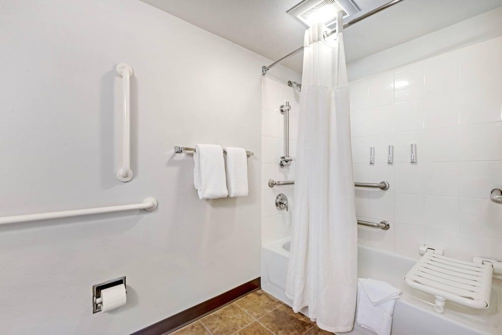 MainStay Suites St. Louis - Galleria Studio, 1 Queen Bed, Non Smoking, Mobility Accessible Tub 3