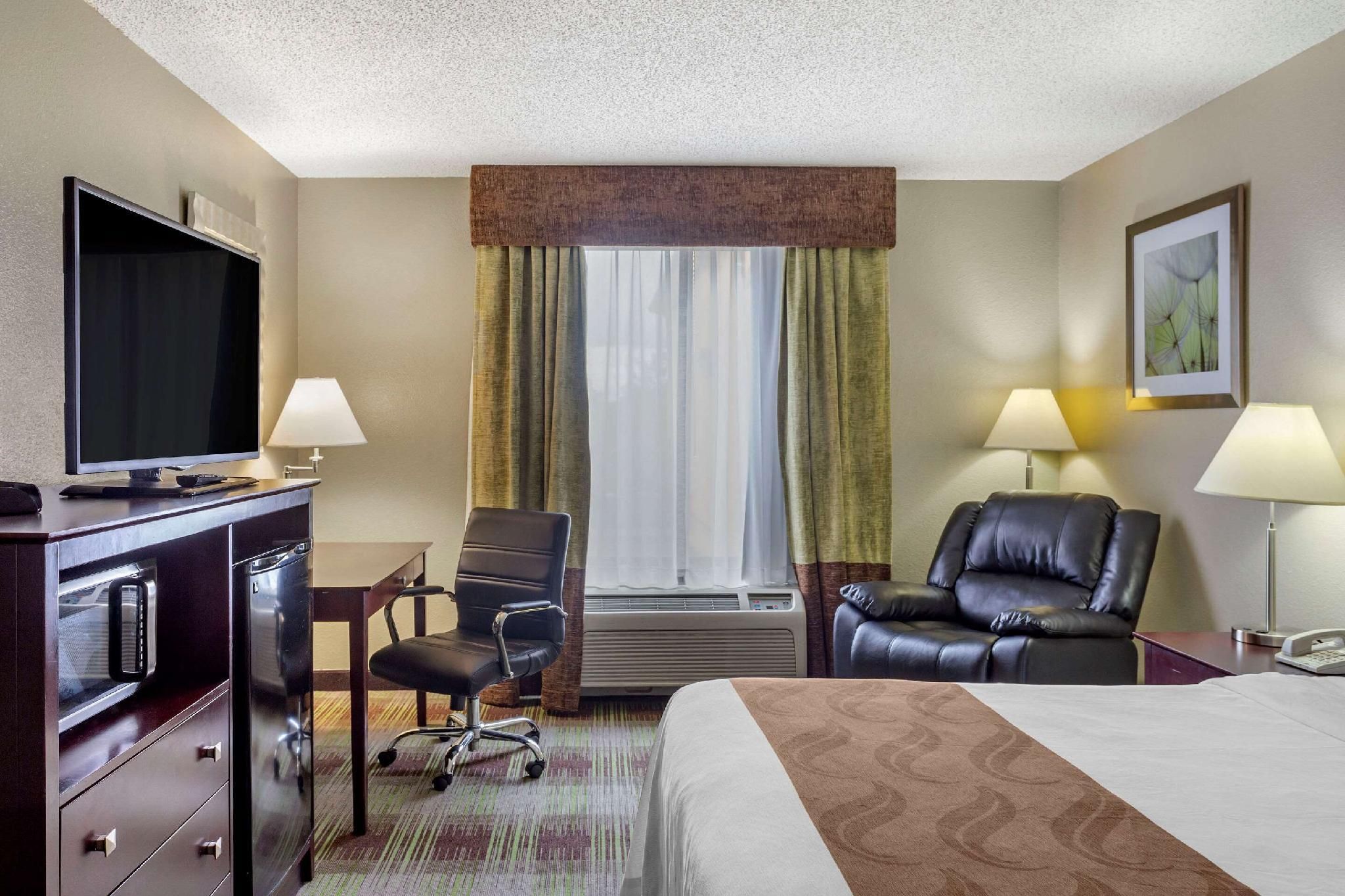 1 King Bed, Nonsmoking