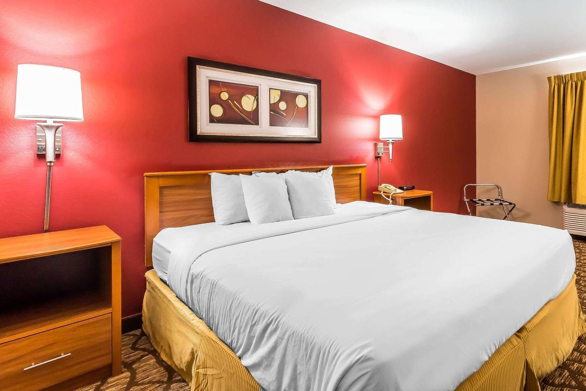 1 King Bed, Nonsmoking, Accessible