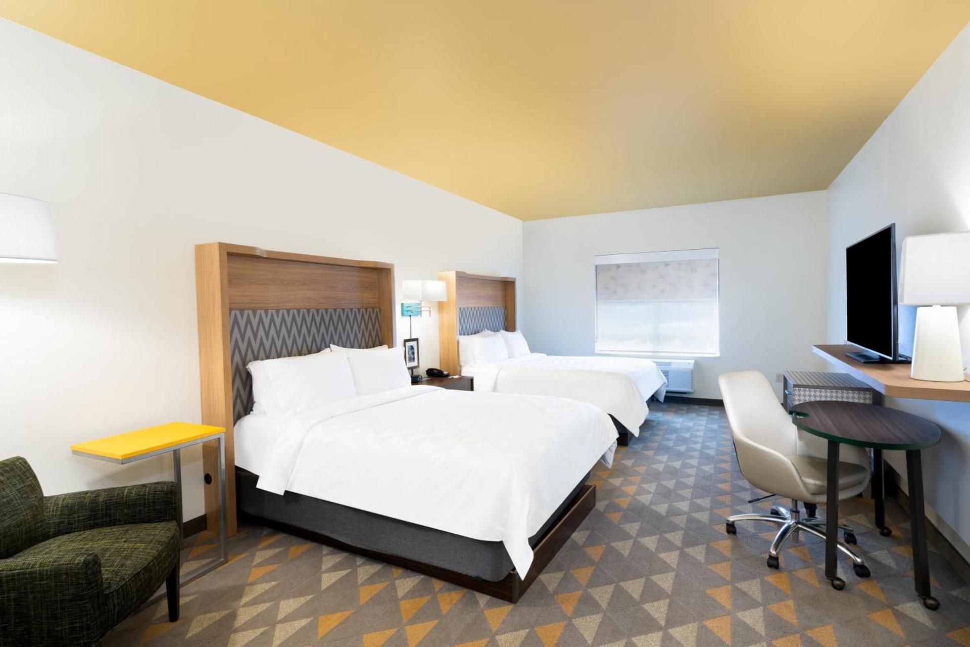 2 Queen 1 Bedroom Suite Sofa Bed
