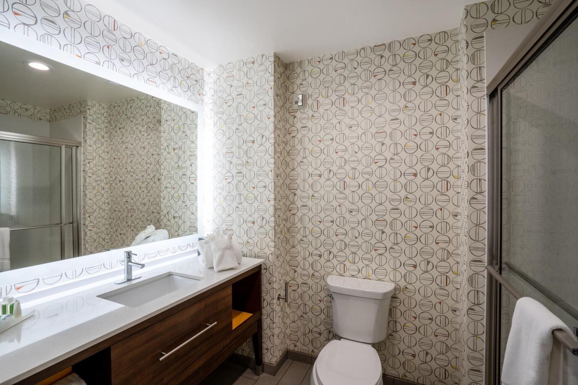 2 Queen Standard Mobility Accessible Tub