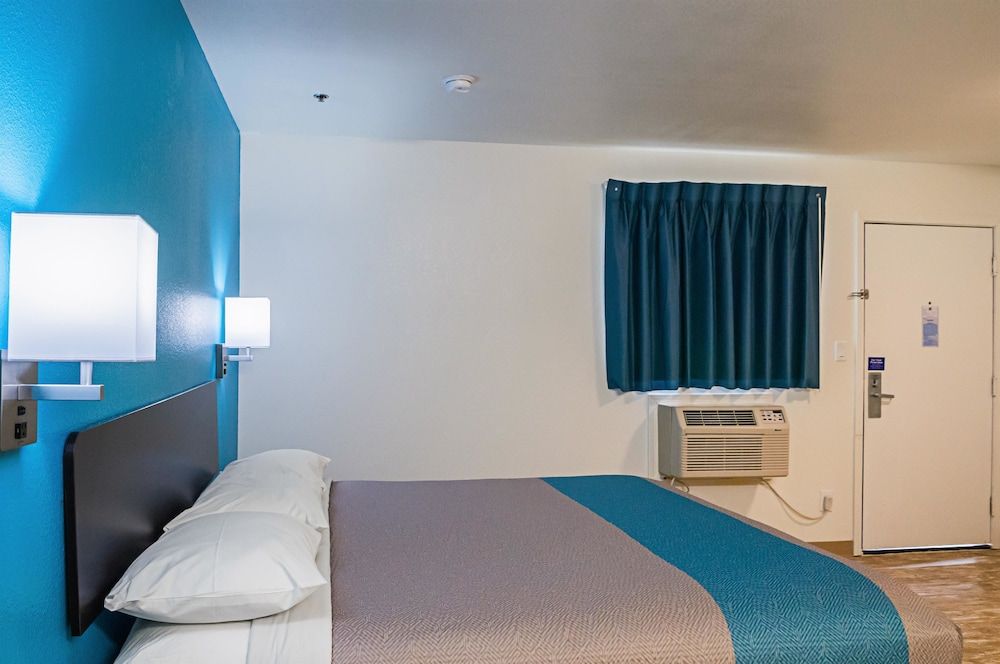 Motel 6 Bay Saint Louis, MS Standard Room, 1 King Bed, Accessible, Non Smoking 4