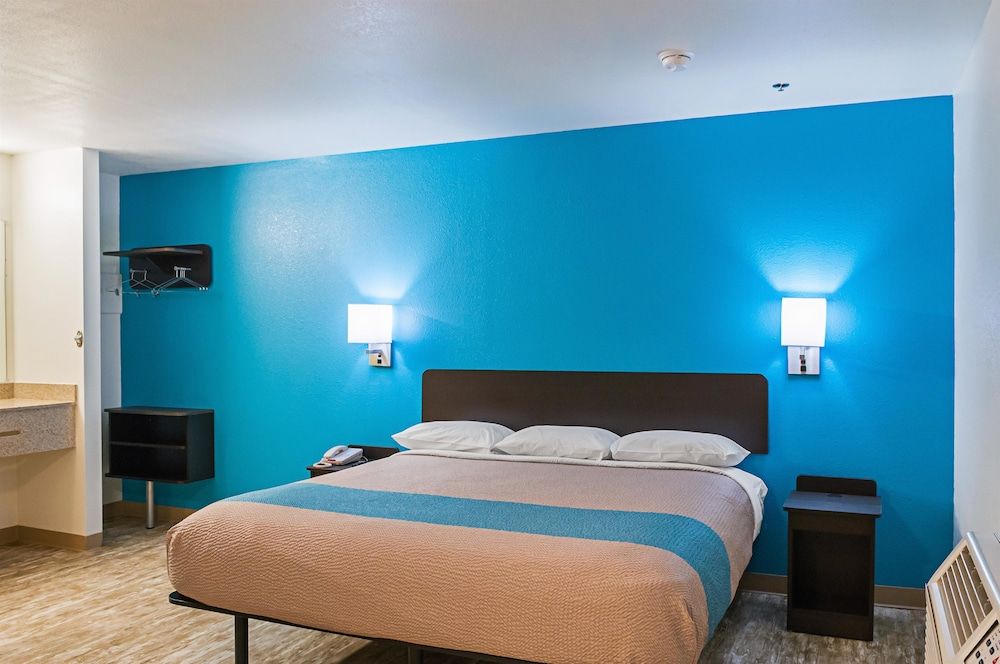 Motel 6 Bay Saint Louis, MS Standard Room, 1 King Bed, Accessible, Non Smoking 3