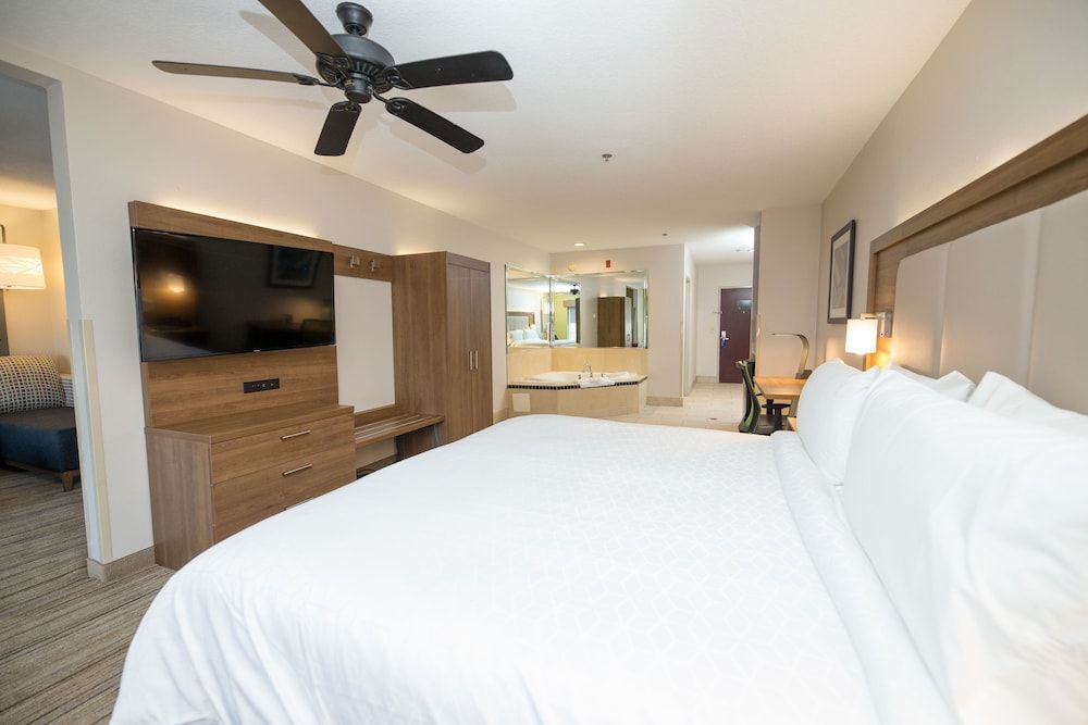 Suite, 1 King Bed, Jetted Tub