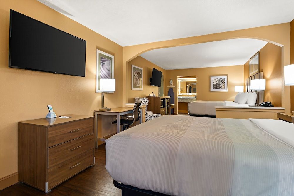 Suite, 1 King Bed, Smoking
