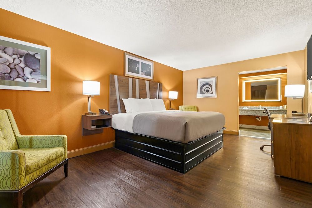 Suite, 1 King Bed, Non Smoking (Living Room)