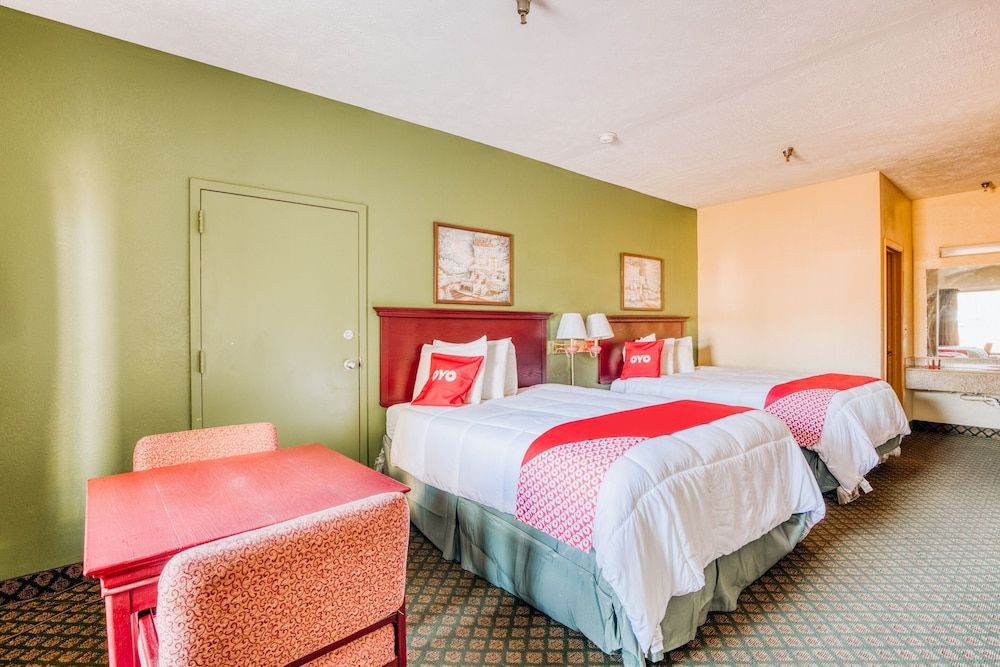 OYO Hotel Grenada West Room, 2 Queen Beds, Smoking 3