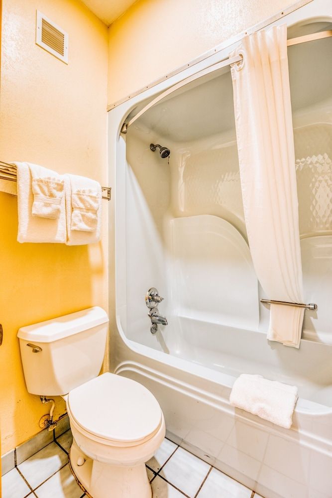 OYO Hotel Grenada West Room, 2 Queen Beds 5