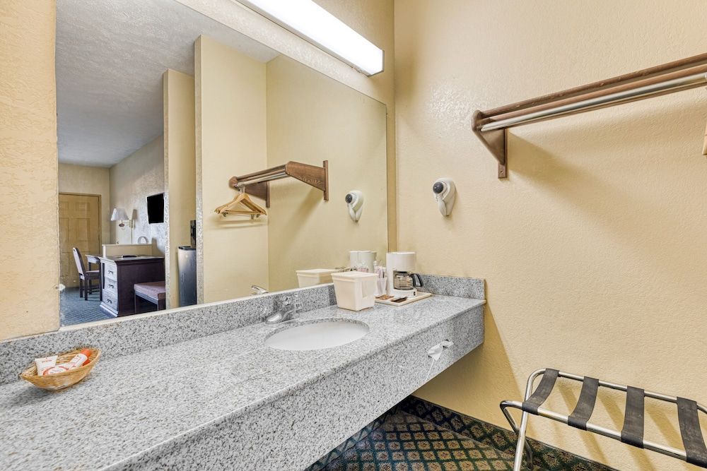 OYO Hotel Grenada West Room, 1 King Bed, Accessible 4