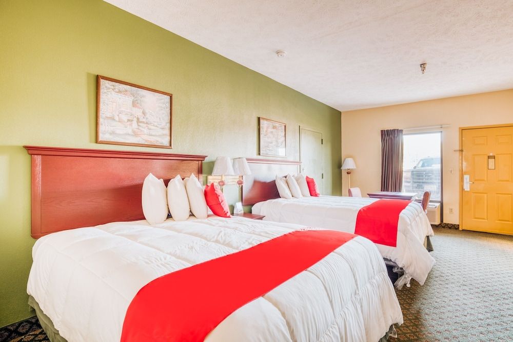 OYO Hotel Grenada West Room, 2 Queen Beds 3