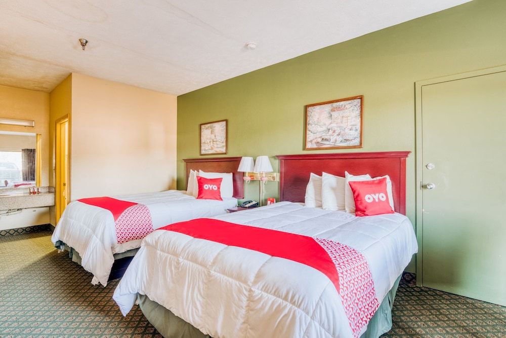 OYO Hotel Grenada West Room, 2 Queen Beds 2