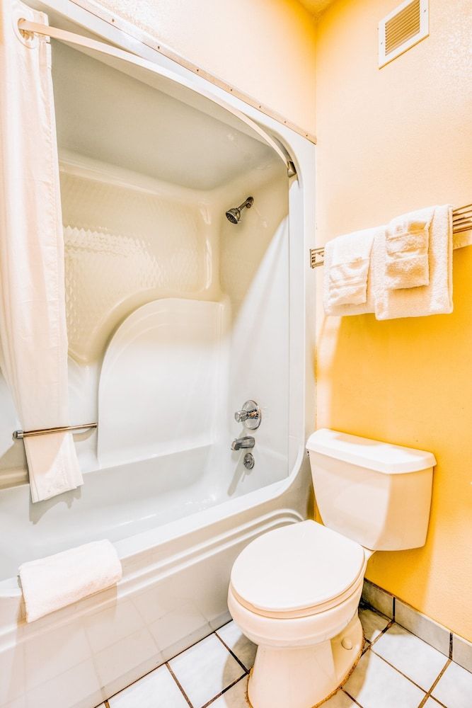 OYO Hotel Grenada West Room, 2 Queen Beds, Smoking 4