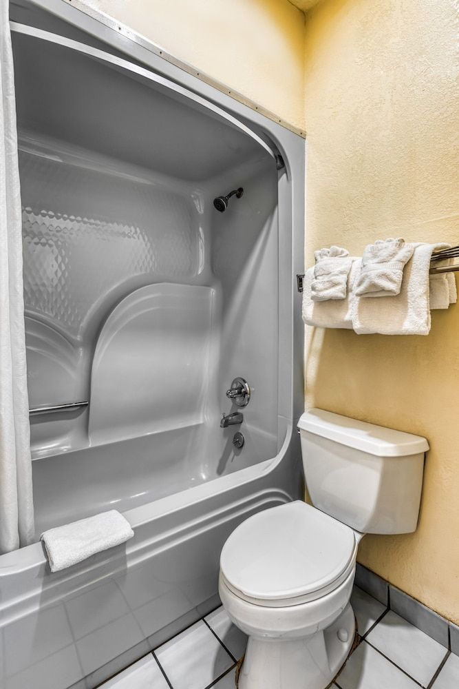 OYO Hotel Grenada West Room, 1 King Bed, Accessible 3