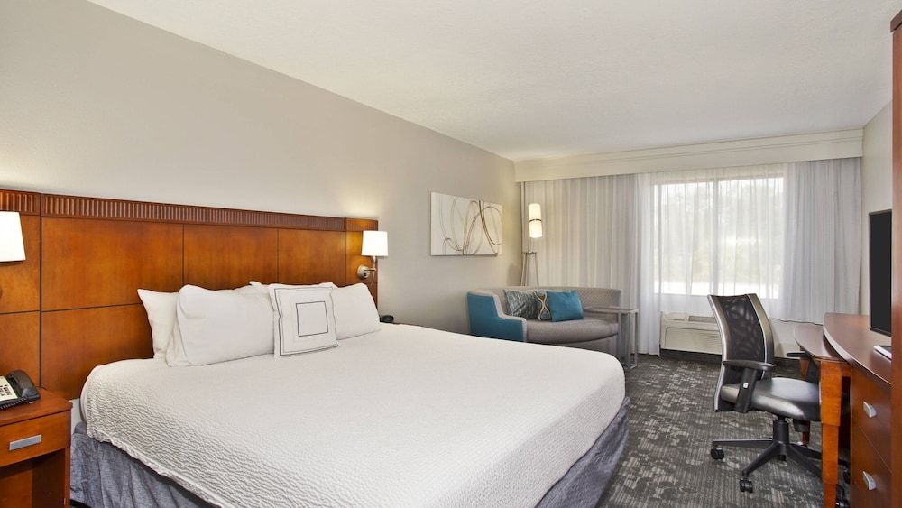 Room, 1 King Bed (Mobility Accessible, Tub)