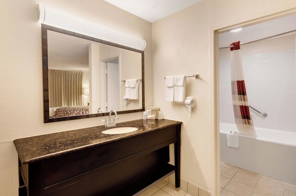 Red Roof Inn Gulfport - Biloxi Airport Standard Room, 1 King Bed, Non Smoking 5