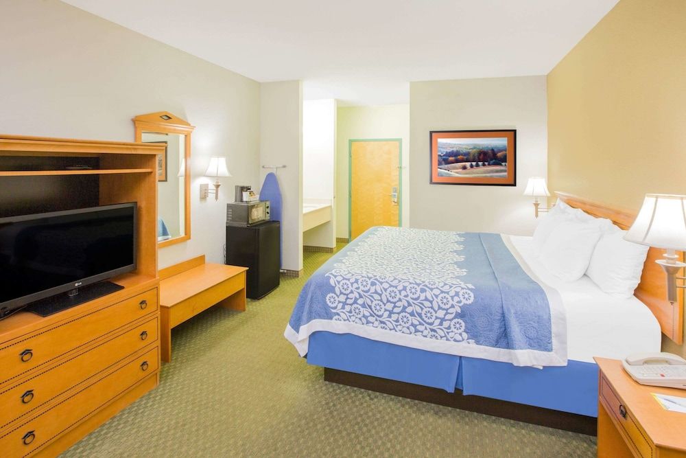 Standard Room, 1 King Bed, Smoking