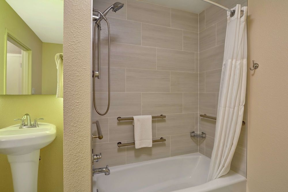 Room, 1 King Bed, Accessible, Bathtub (Mobility & Hearing)