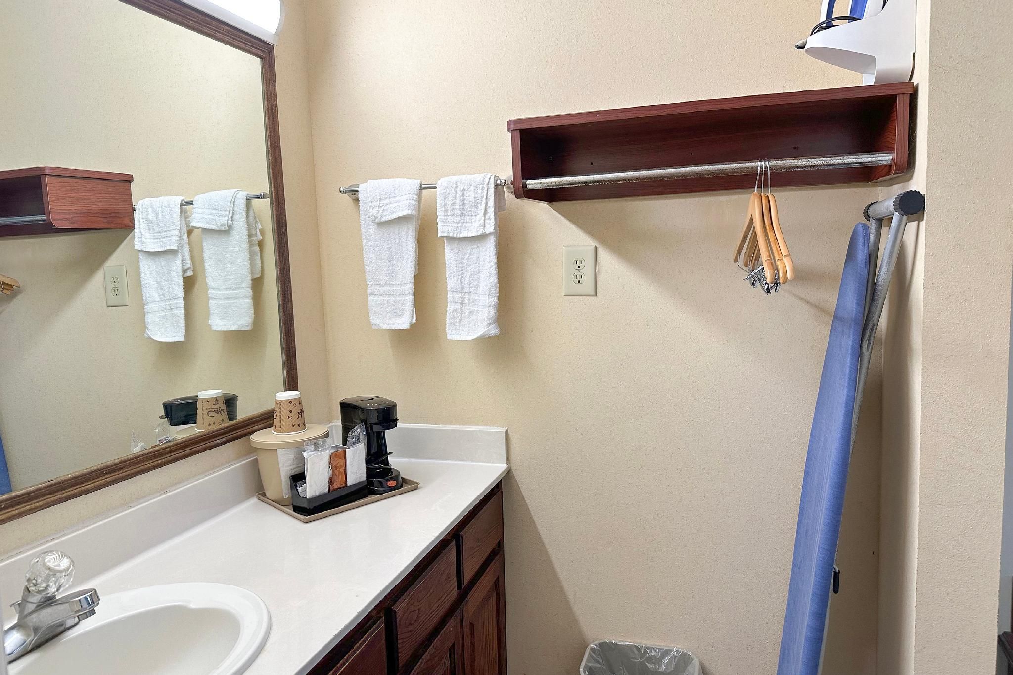 Bonita Lakes Inn by Capital O Meridian I20 King Bed Non-Smoking 3