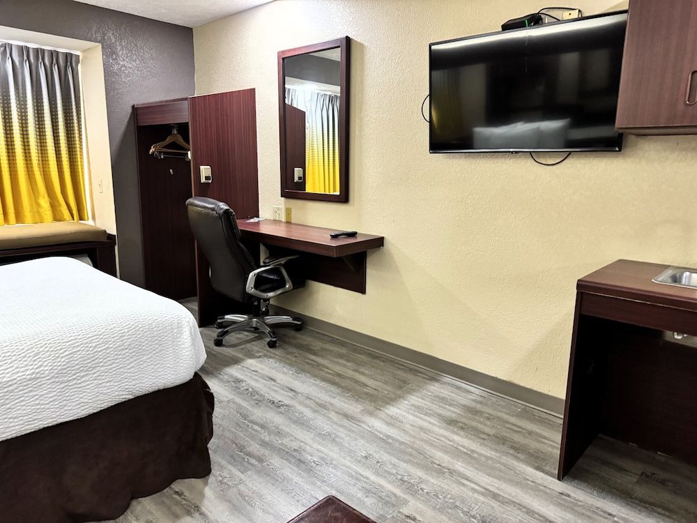 Standard Room, 1 Queen Bed, Accessible, Non Smoking