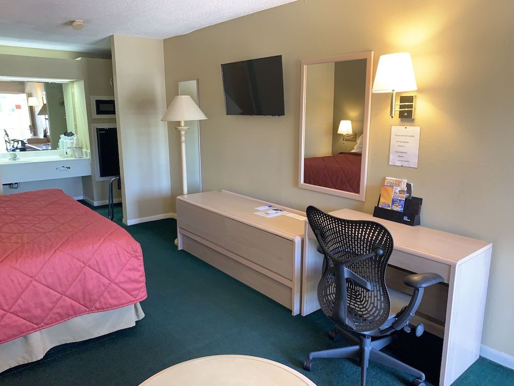 Americas Best Value Inn Meridian Room, 1 King Bed, Non Smoking (Deluxe) 3
