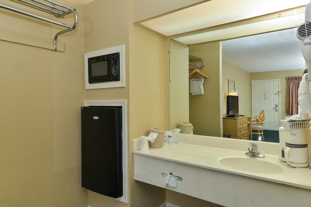 Americas Best Value Inn Meridian Room, 2 Queen Beds, Smoking 7
