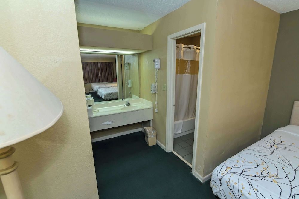 Americas Best Value Inn Meridian Room, 2 Queen Beds, Smoking 4