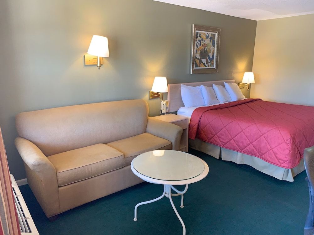 Americas Best Value Inn Meridian Room, 1 King Bed, Non Smoking (Deluxe) 2