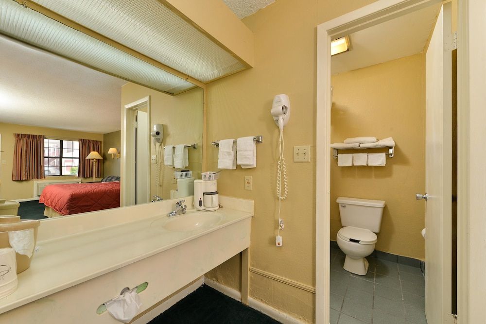 Americas Best Value Inn Meridian Room, 2 Queen Beds, Smoking 6