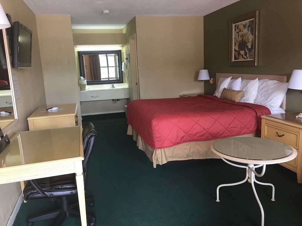 Americas Best Value Inn Meridian Room, 1 King Bed, Non Smoking (Deluxe)