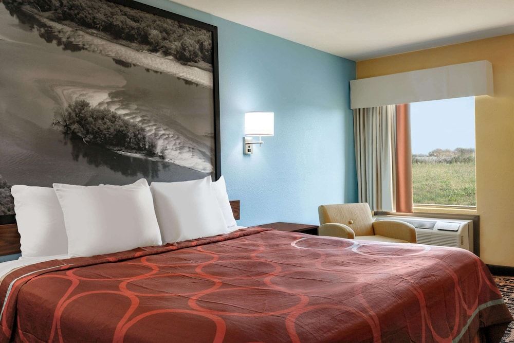Room, 1 King Bed, Accessible, Smoking