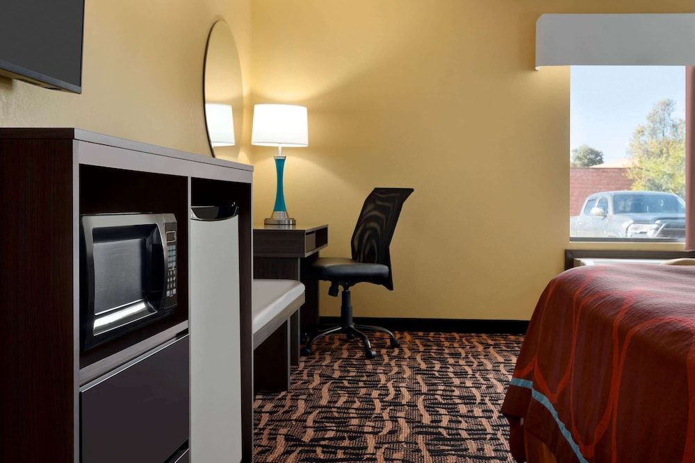 Standard Room, 1 King Bed, Accessible, Non Smoking
