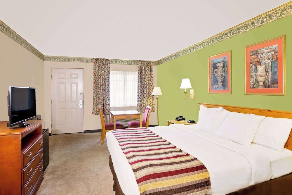 Room, 1 King Bed, Accessible, Non Smoking (Bathtub w/ Grab Bars)
