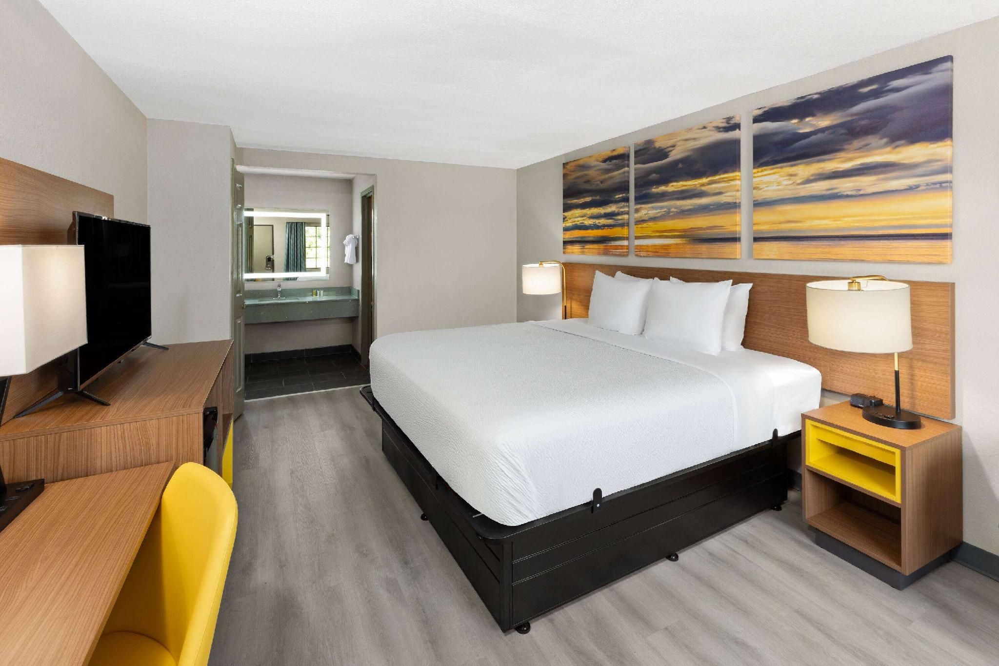 1 King Bed, Mobility Accessible Room, Bathtub w/ Grab Bars, Non-Smoking