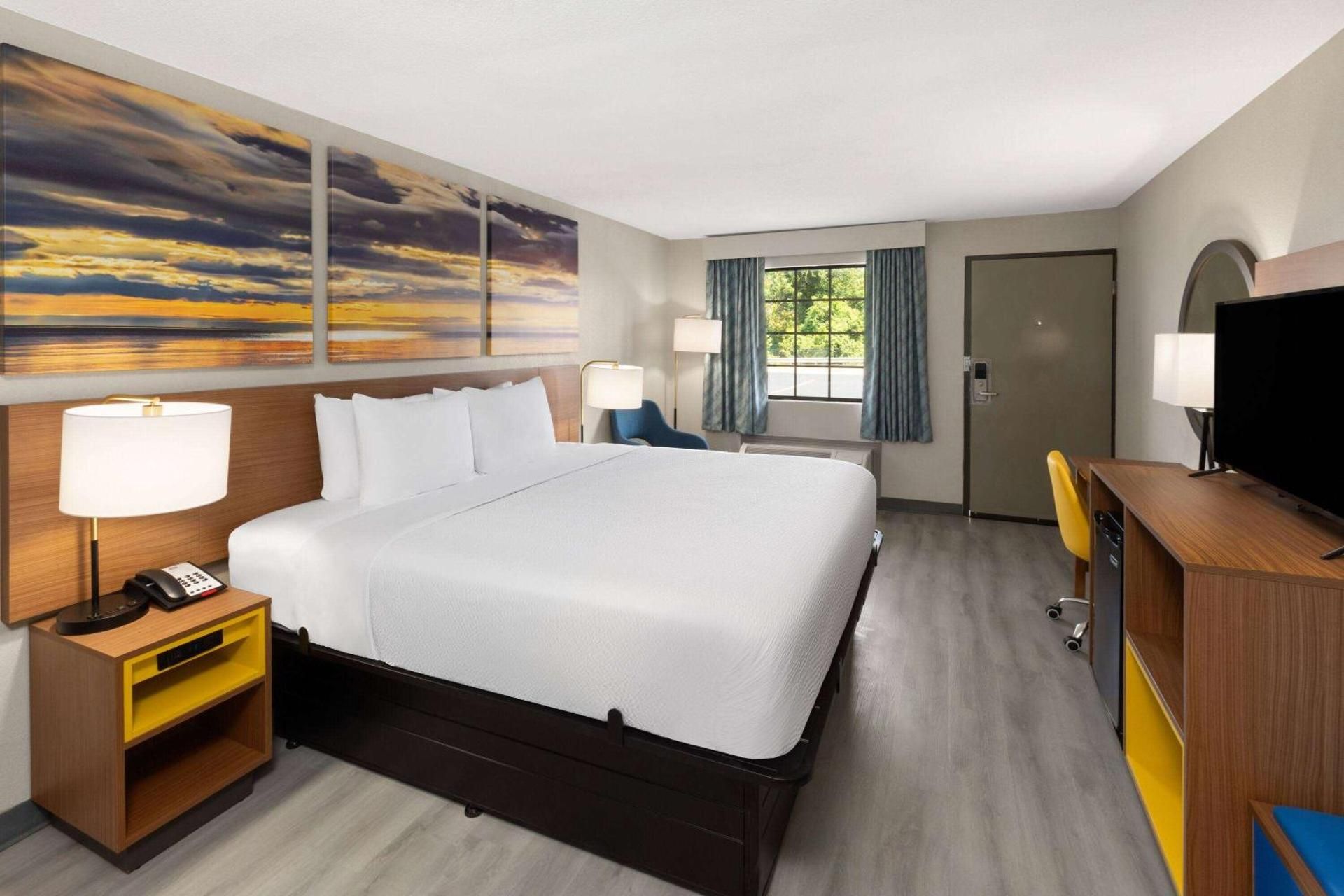 Days Inn & Suites by Wyndham Vicksburg 1 King Bed, Non-Smoking 2