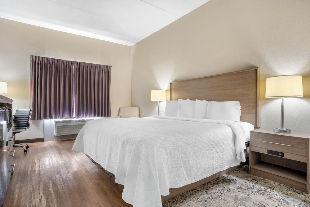 Red Roof PLUS+ & Suites Vicksburg Deluxe Room, 1 King Bed, Accessible (Roll-In Shower, Smoke Free) 4