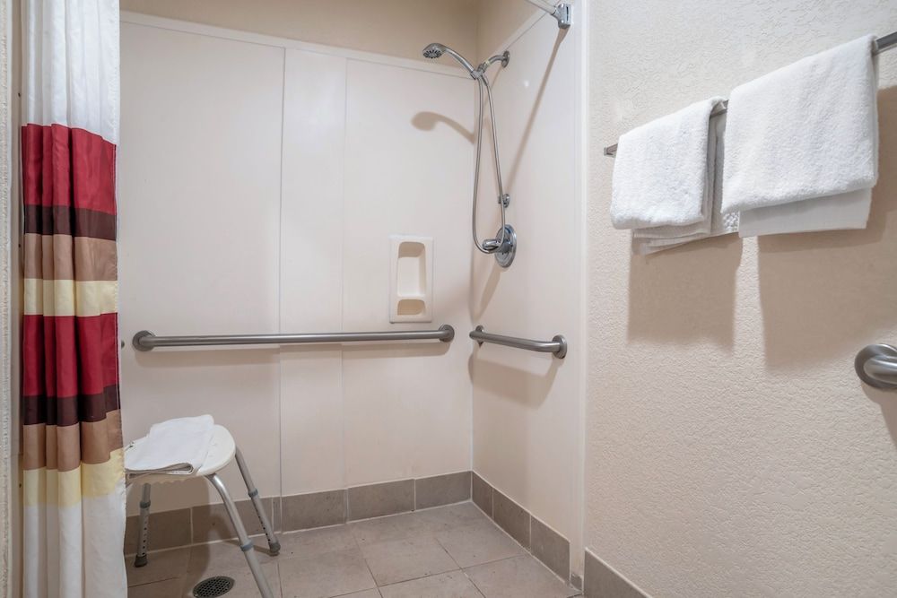 Red Roof PLUS+ & Suites Vicksburg Deluxe Room, 1 King Bed, Accessible (Roll-In Shower, Smoke Free) 6