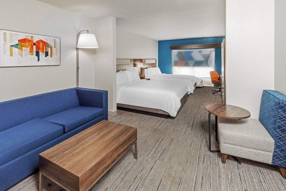 Suite, 2 Queen Beds, Accessible Bathtub (Communications)