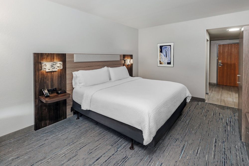 Standard Room, 1 King Bed, Mobility Accessible (Mobility, Roll-In Shower)
