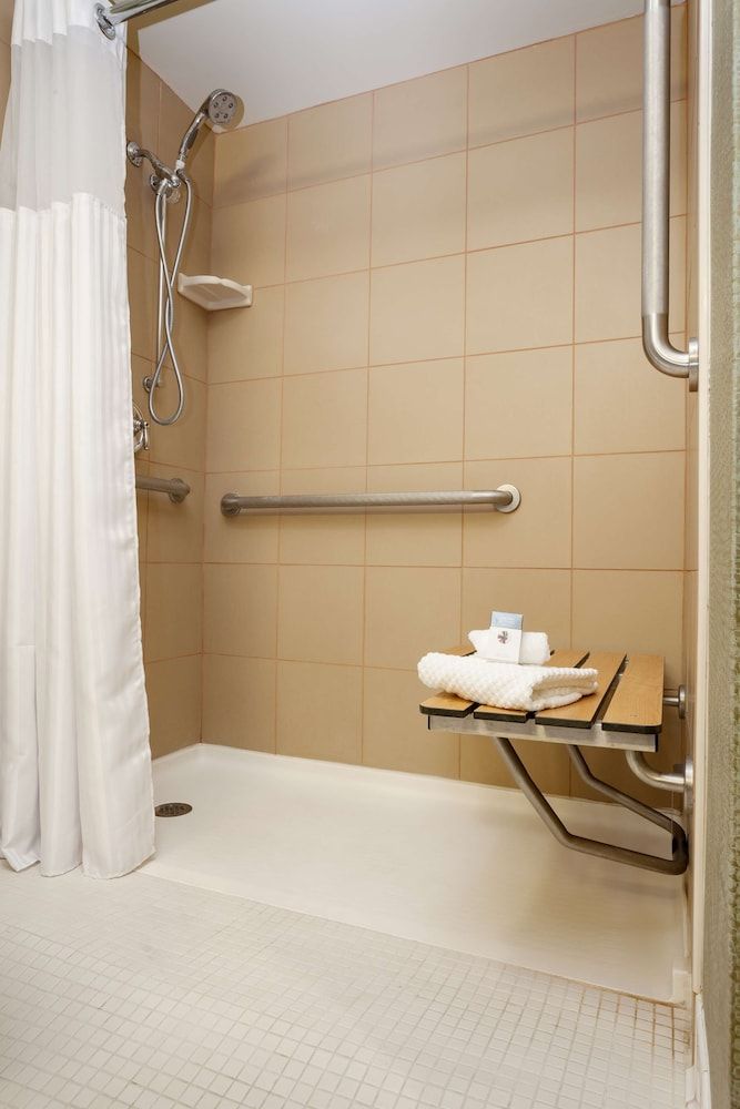 Room, 1 Queen Bed, Accessible (Roll In Shower)