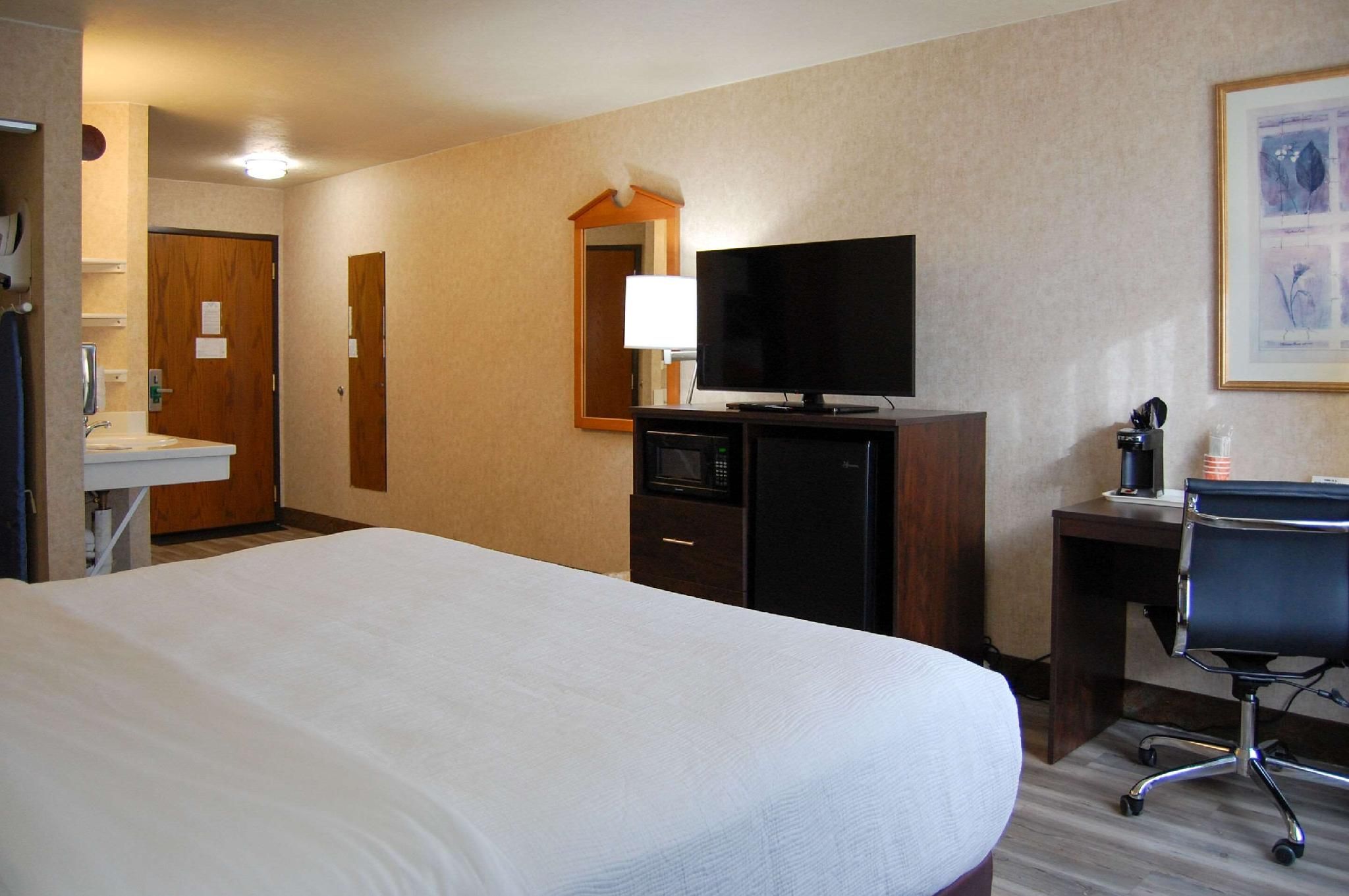 1 King Bed, Business Room, Nonsmoking, Accessible