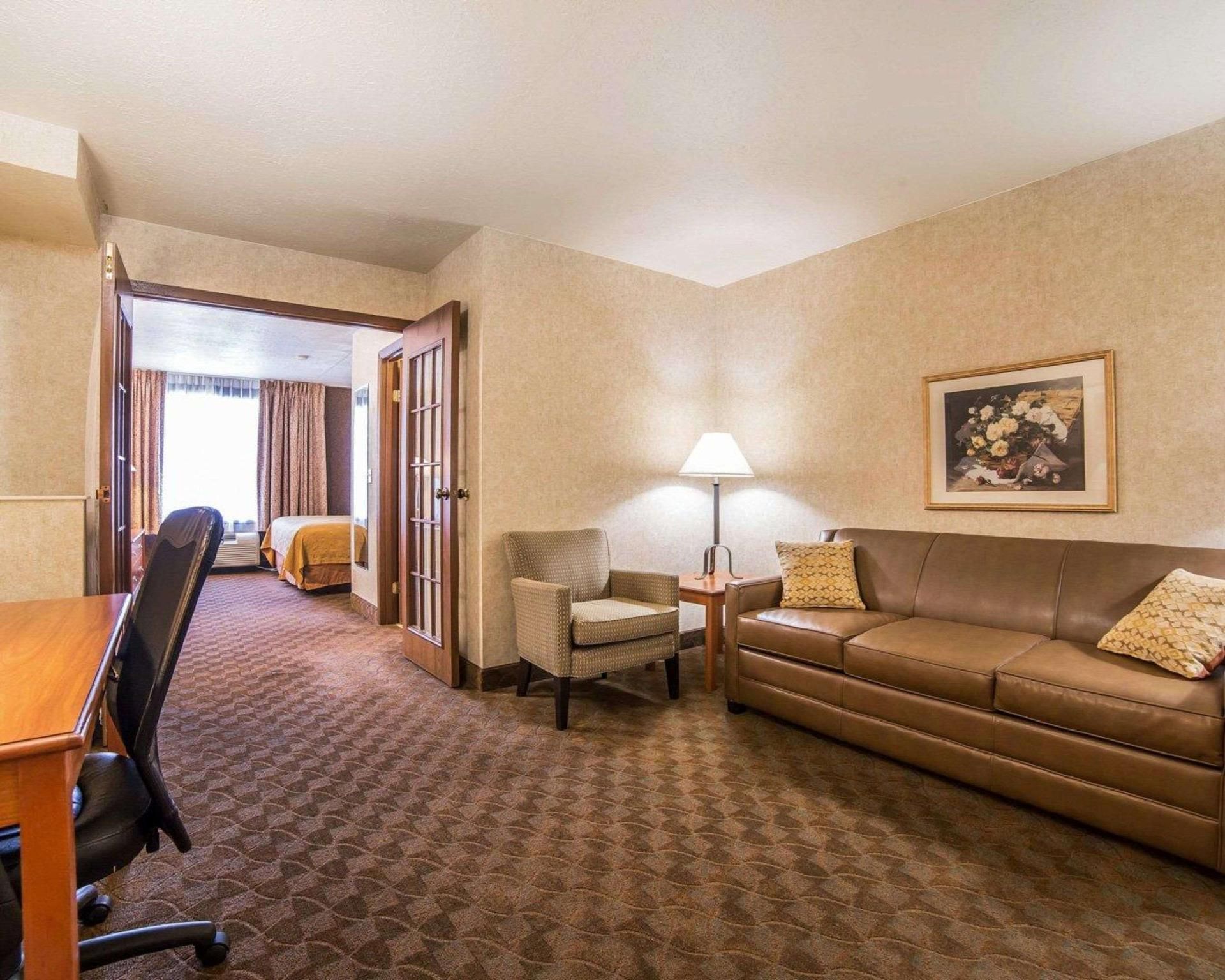 1 King Bed, Suite, Nonsmoking