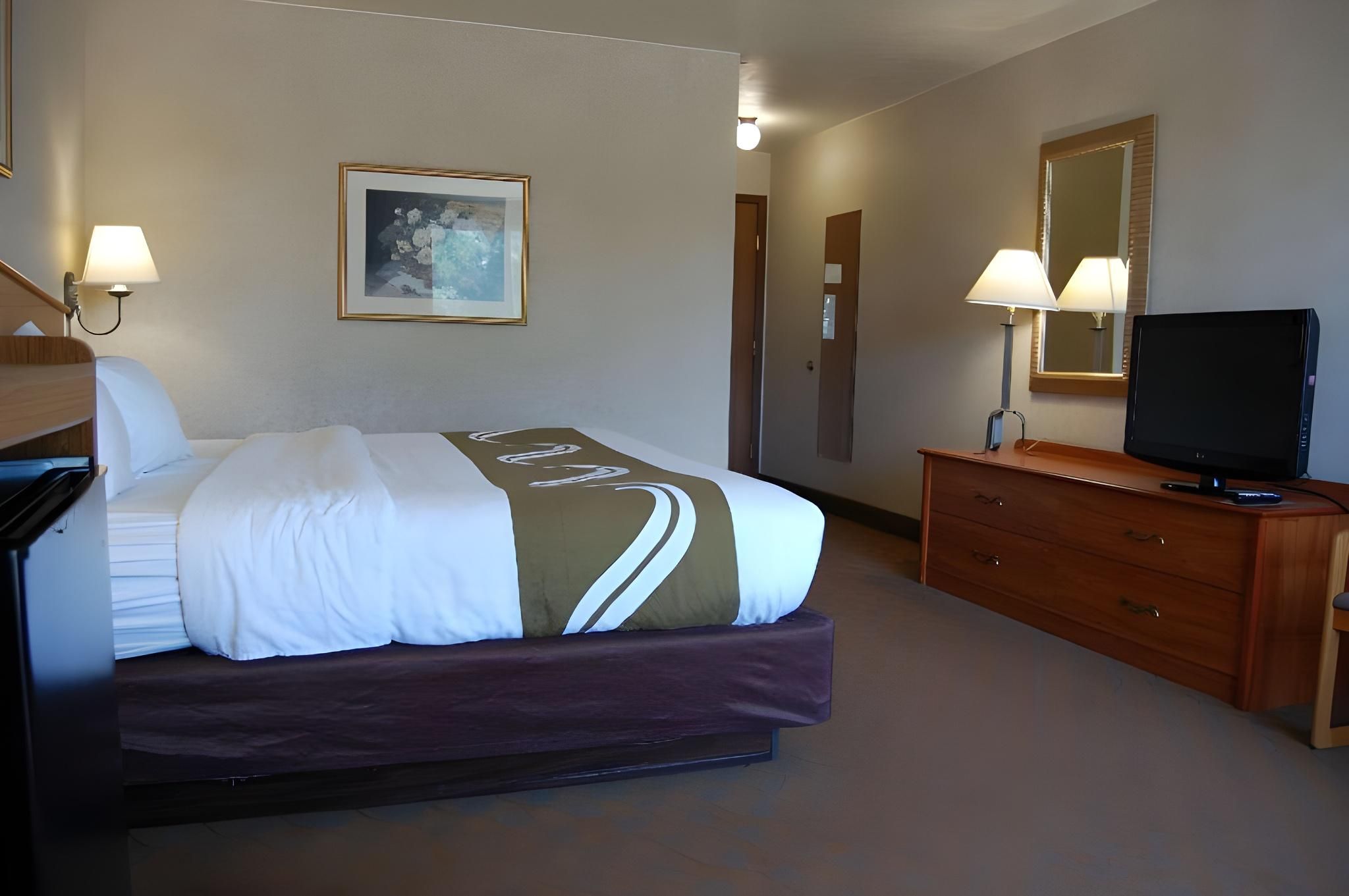 1 Queen Bed, Suite, Nonsmoking, Accessible