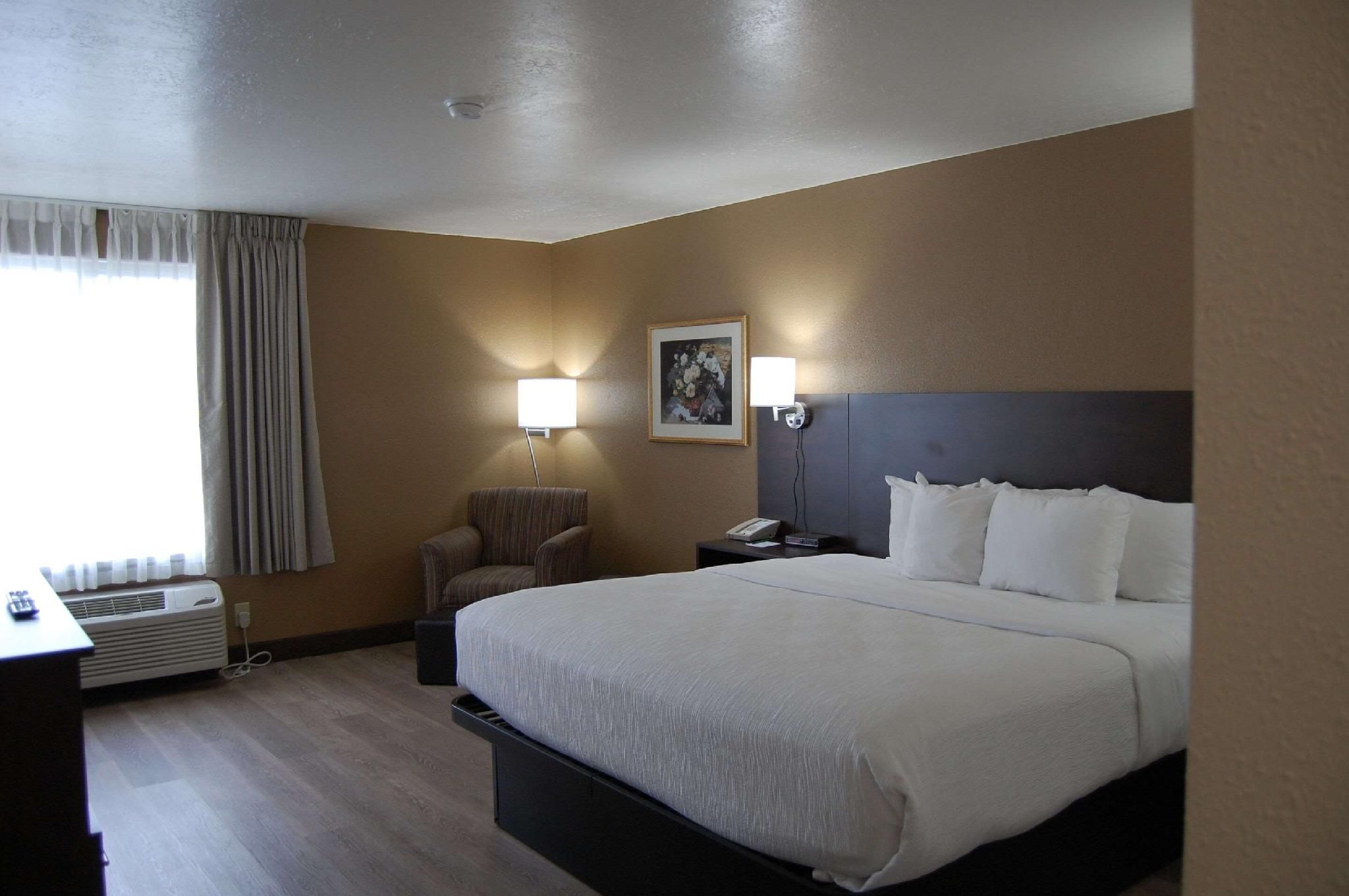 1 King Bed, Suite, Nonsmoking, Accessible