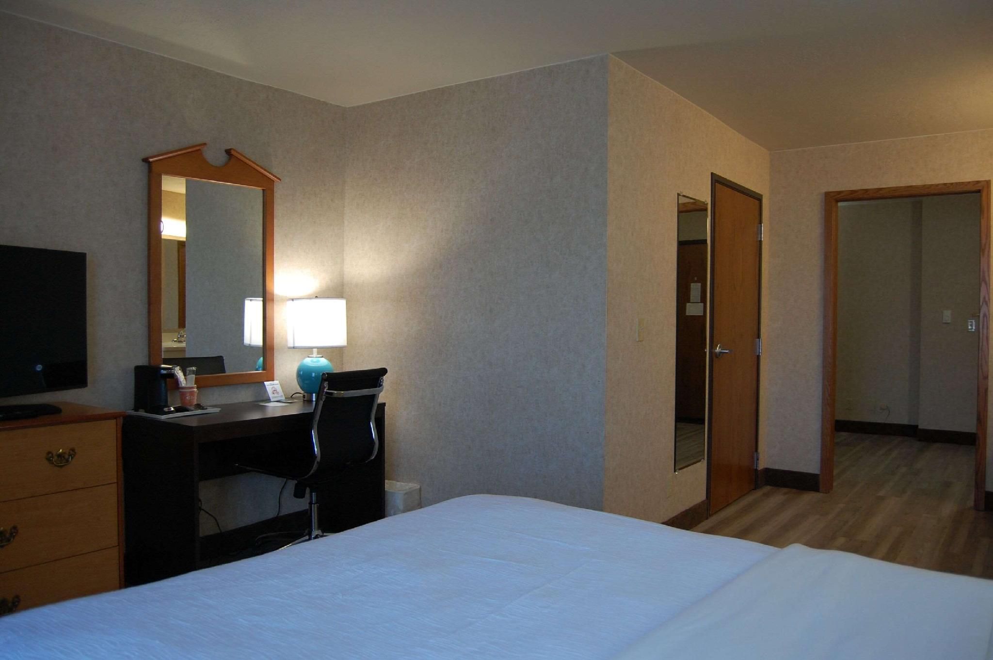 1 Queen Bed, Suite, Nonsmoking, Accessible