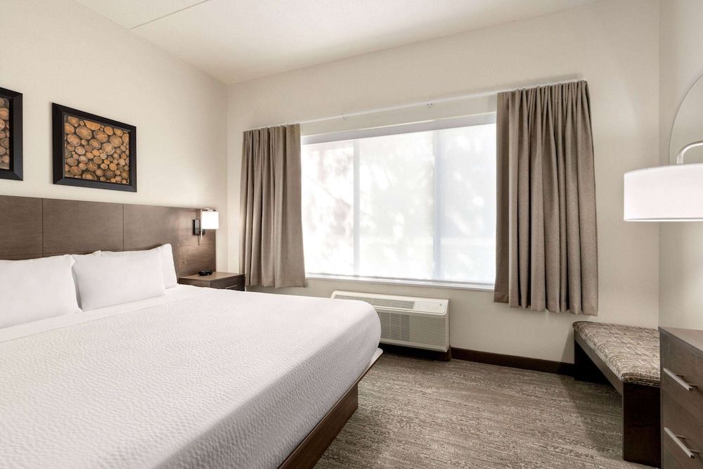 Suite, 1 King Bed, Non Smoking (One-Bedroom)
