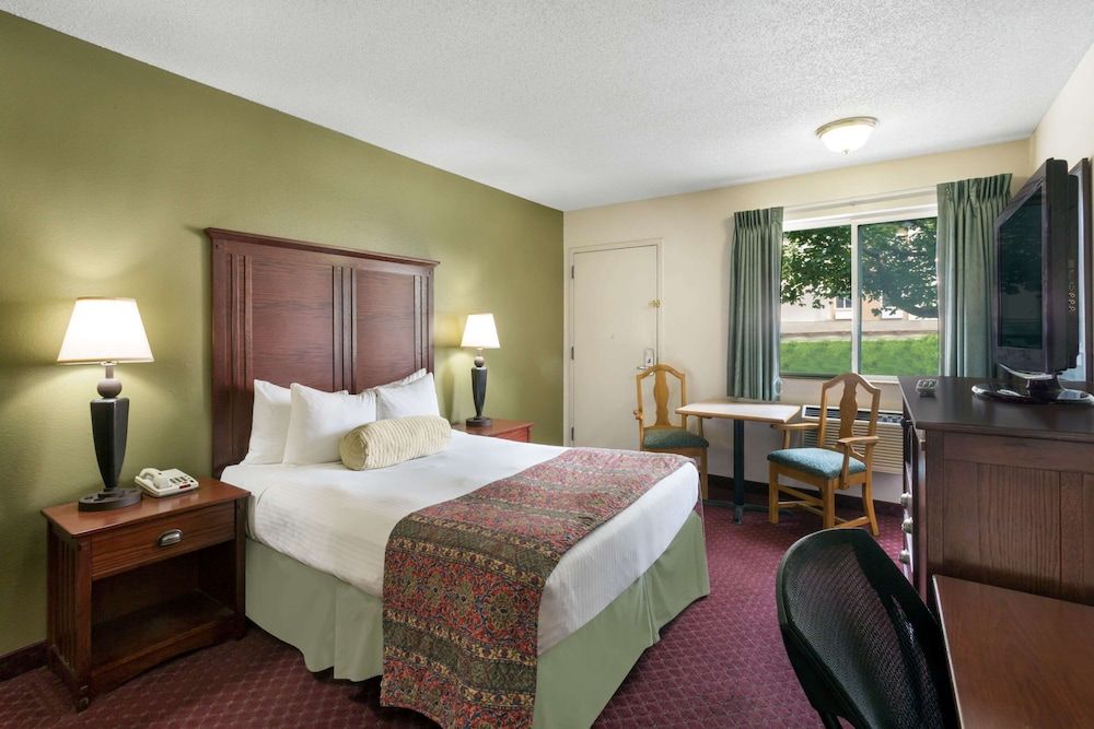 Room, 1 Queen Bed, Accessible, Non Smoking (Mobility,tub w grab bars)