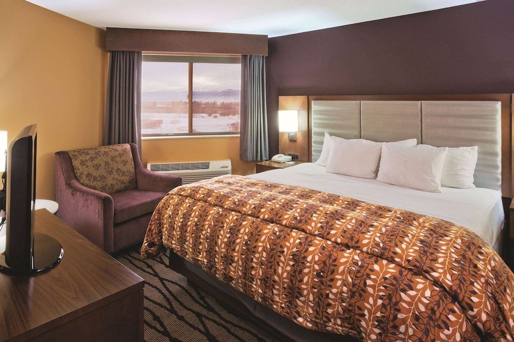 Suite, 1 King Bed, Non Smoking, Mountain View
