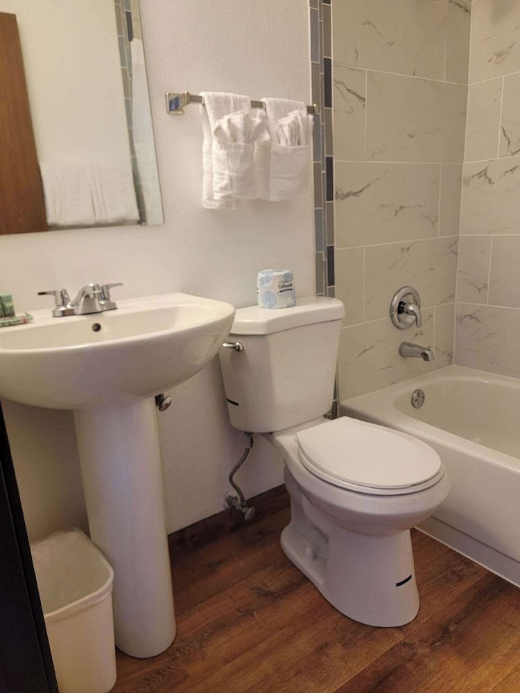 SureStay by Best Western Glendive Yellowstone River Standard Room, 1 Queen Bed 4