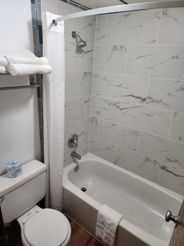 SureStay by Best Western Glendive Yellowstone River Standard Room, 1 Queen Bed, Accessible, Refrigerator & Microwave 4