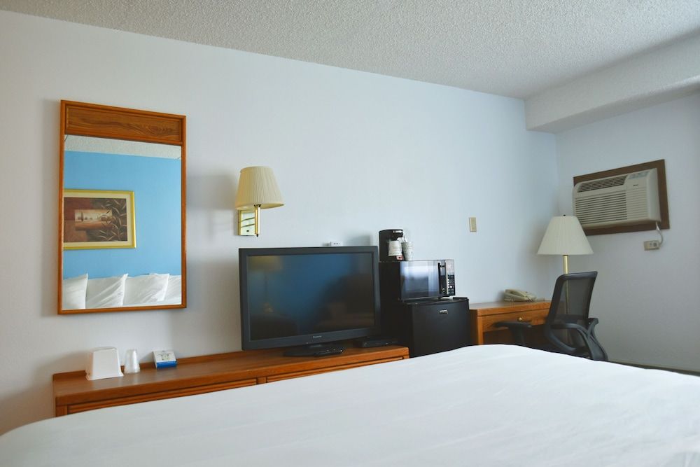 SureStay by Best Western Glendive Yellowstone River Standard Room, 1 King Bed, Refrigerator & Microwave 3